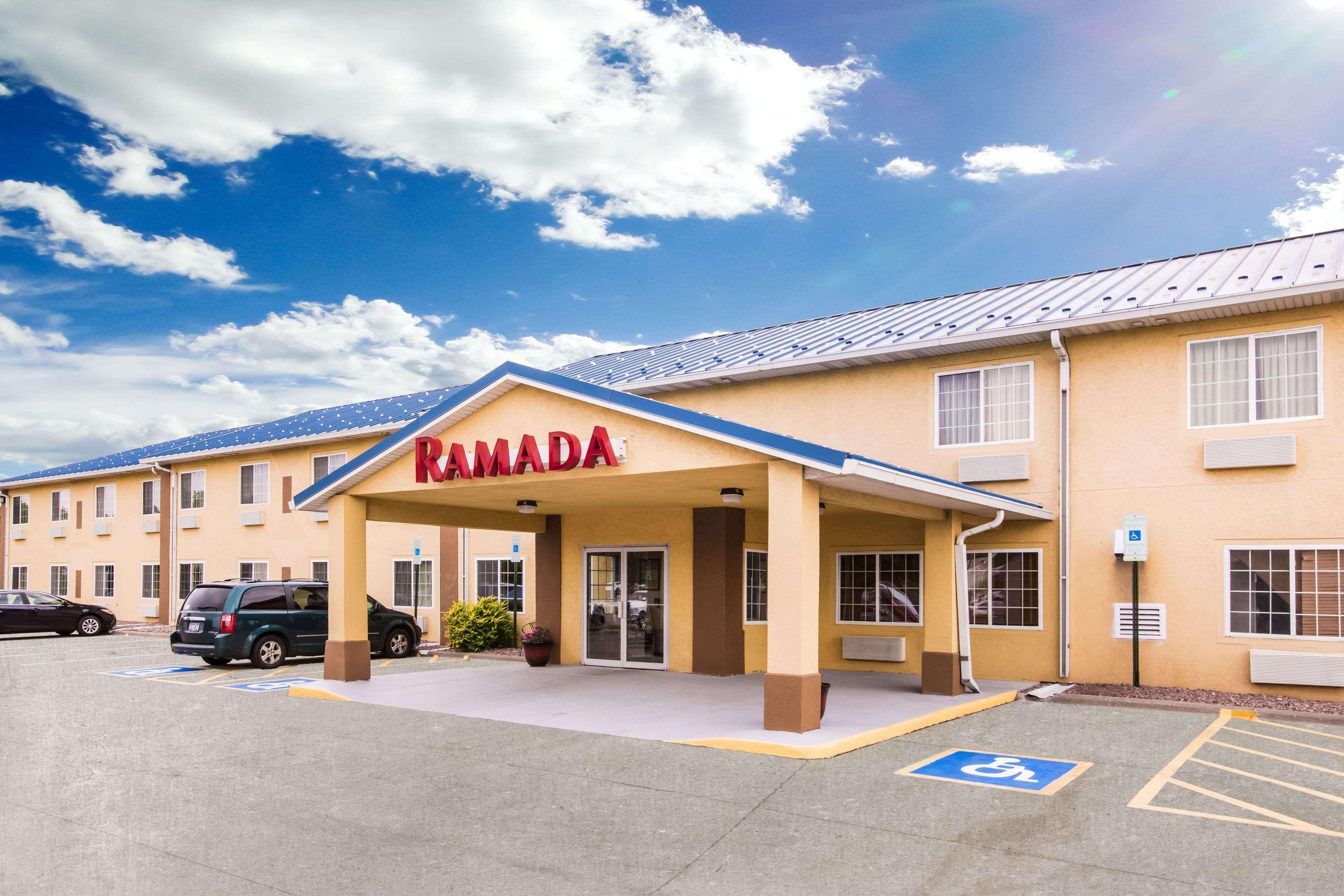 Ramada By Wyndham סו פולס מראה חיצוני תמונה